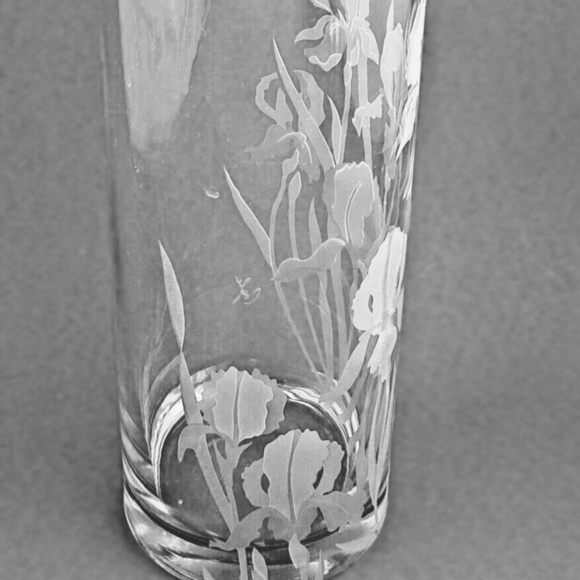 PERRY COYLE CRYSTAL DEEPLY ETCHED BEARDED IRIS FLORAL ART GLASS VASE, SIGNED - Picture 14 of 15